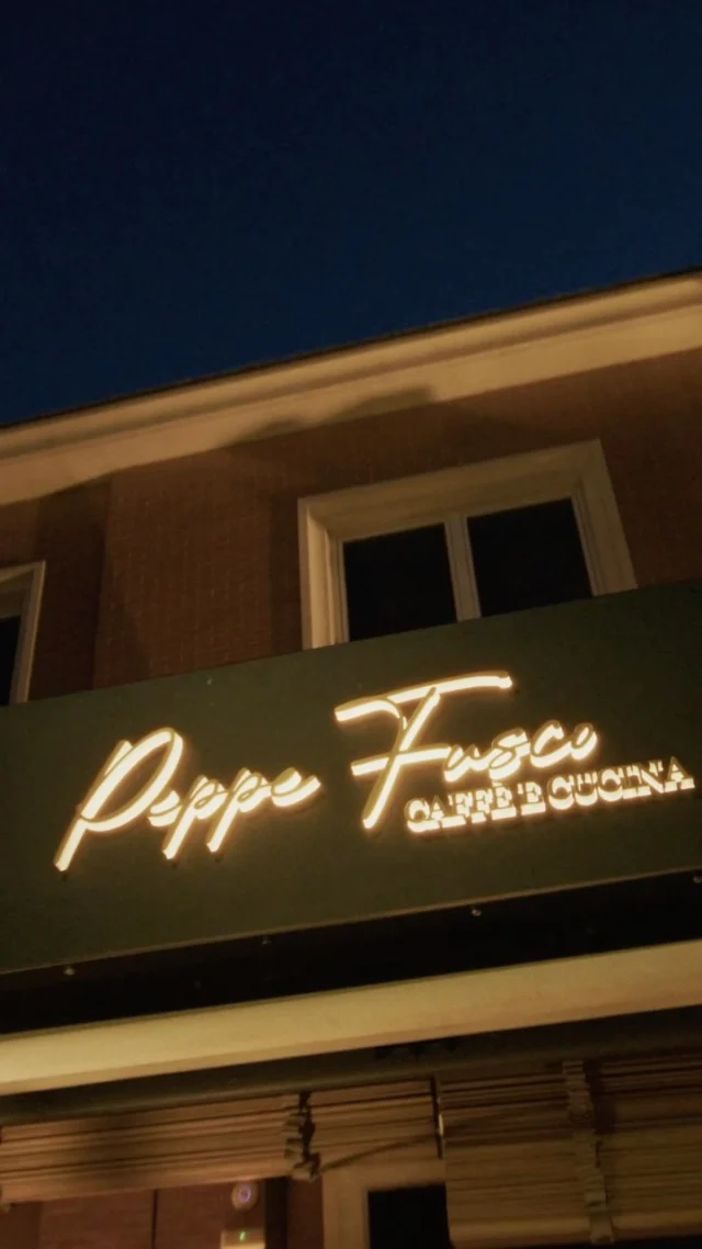 La apertura de @peppefuscomadrid La Moraleja fue un antes y un después:
la Nonna cambió el cucharón por los cascos… y reventó la noche.
@enricobosco sigue procesando.
Y nosotros nos preguntamos:
¿la llamamos para otro DJ set o la dejamos descansar con un aperol en la mano? 
.
. 
#CucinaAutentica #GruppoPulcinella #ItalianFoodLovers #FoodieMadrid #ComidaItaliana #MangiaBene #GustoItaliano