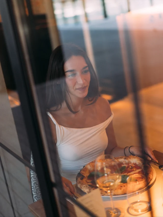 Martes.

Sin prisas, Sin culpas. 

Vino, pizza y buena compañía es todo lo que necesitas. 

Así se traduce la  felicità en italiano.

Reserva.