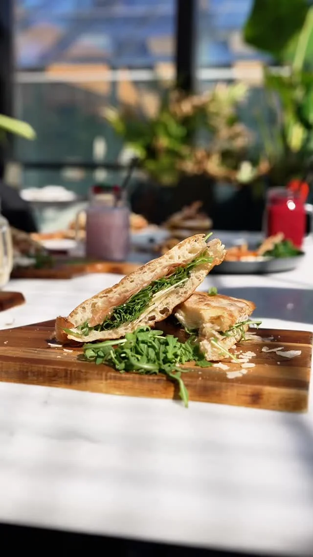 Es el brunch de Peppe Fusco. 

Aquí se come como en Italia, Focaccia con las manos.

Etiqueta con quien te vienes este fin de semana a La Moraleja. 

Reserva que las mesas vuelan.