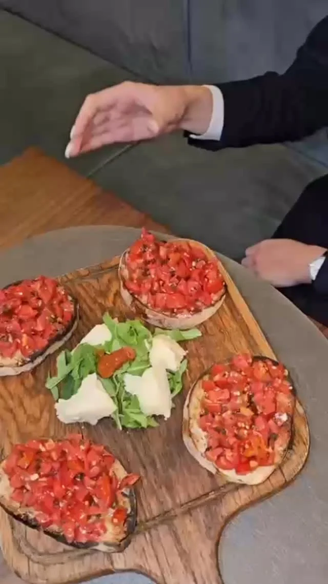 No se dice te amo.
Se dice: ¿cenamos italiano? 

Porque el amor se demuestra en la mesa,
Y ahora dime…

Equipo Te amo
Equipo ¿Cenamos italiano?