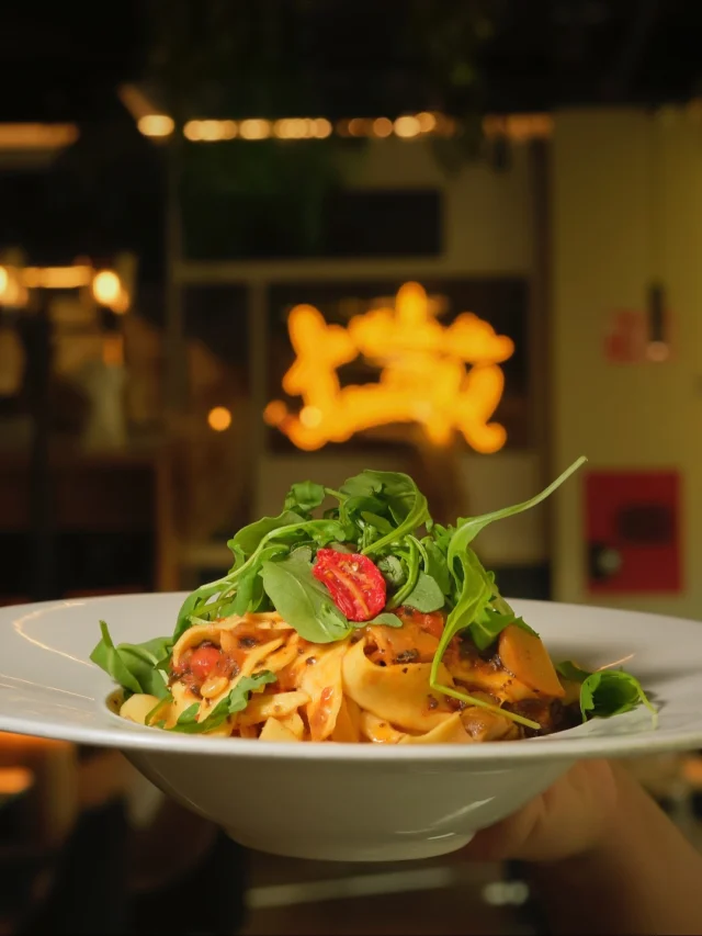 Pappardelle Ai Frutti di Terra:

¿Eres de los que la enrollan con arte… o de los que luchan con el tenedor y cuchara?