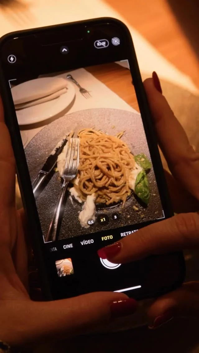 El fuego, la pasta, el brindis.
ORNELLA no se explica, se prueba.

Y ella lo tiene todo.

¿Vienes a comprobarlo o vas a seguir viendo reels?