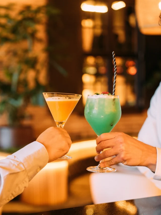 El mes más celebrón del año ha empezado.
Cócteles listos… y Pulcinella también.

Y si estás pensando en cenas de empresa, celebraciones o comidas con tu grupo… aquí te esperamos.

En nuestra web tienes todos los menús preparados para estas fechas.

¿Quién brinda con nosotros?